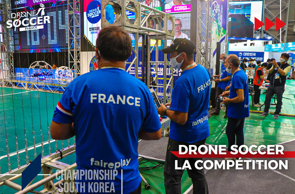 Image de l'équipe de France de Drone Soccer devant une aréna en Corée du Sud