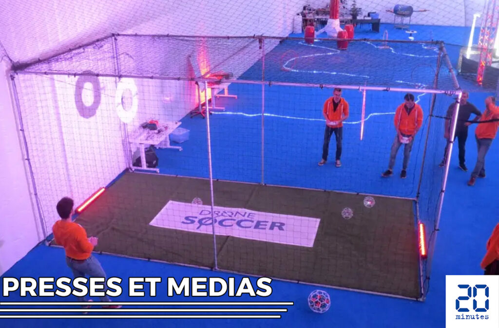 Images de plusieurs joueurs de Drone Soccer autour d'une Arena