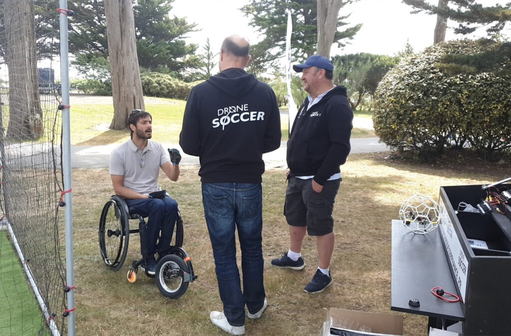 Image de Cyril Moré, athlète paralympique qui découvre le Drone Soccer