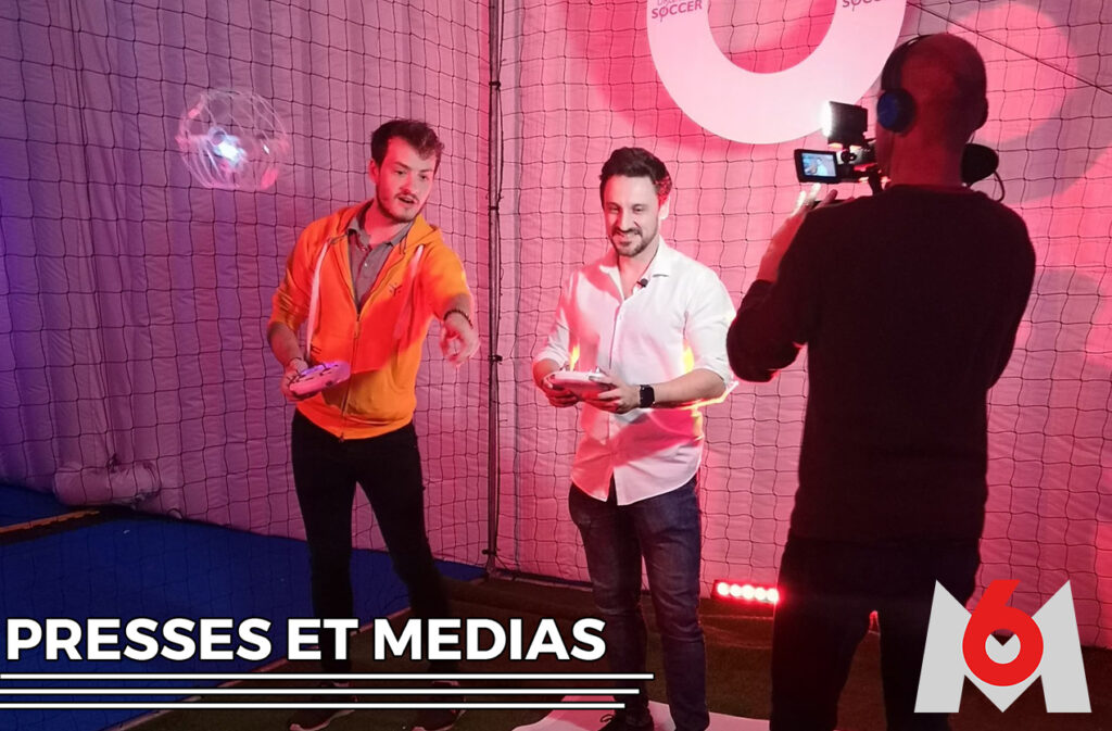 Image de deux joueurs de Drone Soccer filmé par un journaliste M6