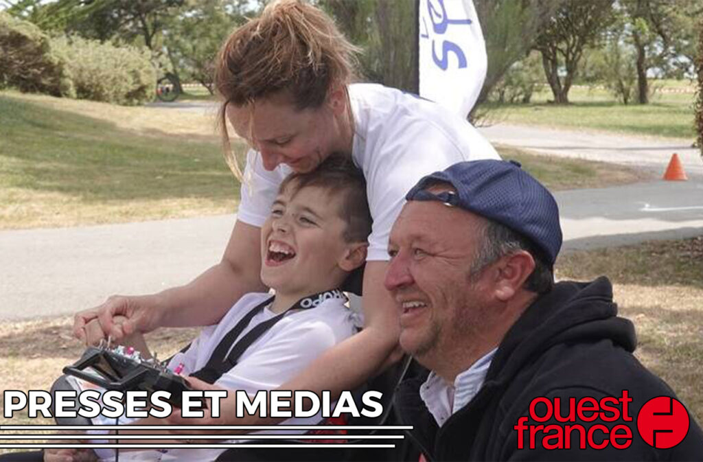 Image d'un jeune en situation de handicap qui découvre le Drone Soccer en compagnie de sa maman et un moniteur